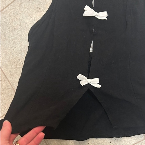 Elegant Black Halter Top with White Bow Accents - Picture 2 of 3